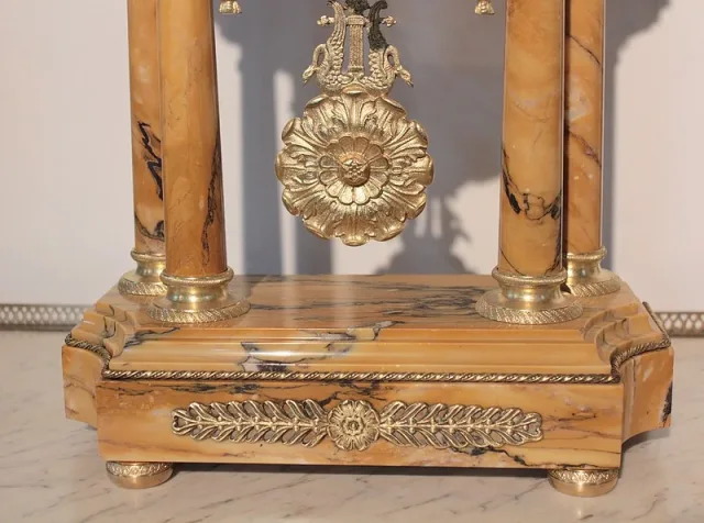 MANTLE GARNITURE