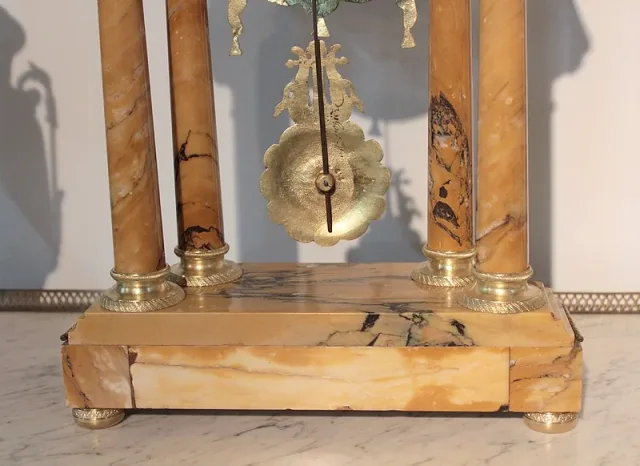 MANTLE GARNITURE