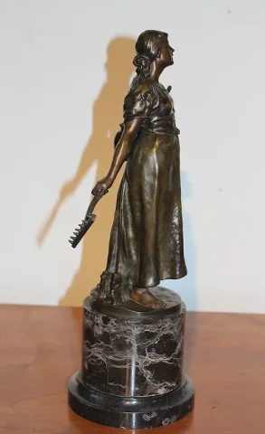 "Femme au Râteau" en Bronze Fin XIXeme