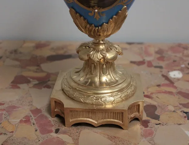 PORZELLAN UND BRONZE VASE