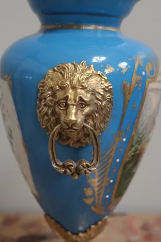 PORZELLAN UND BRONZE VASE