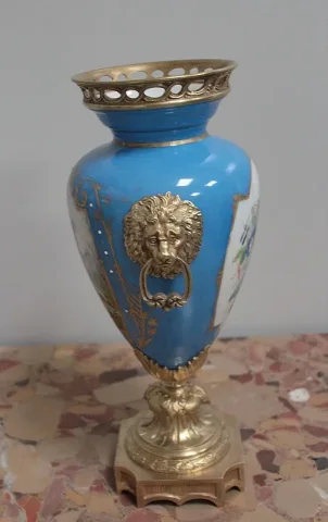 PORZELLAN UND BRONZE VASE
