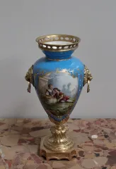 PORZELLAN UND BRONZE VASE