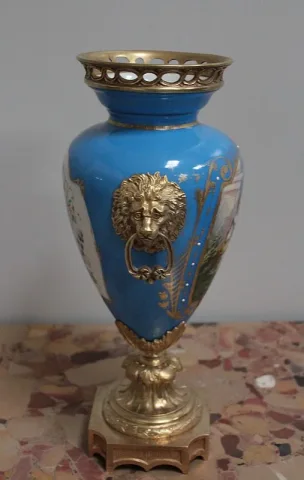 PORZELLAN UND BRONZE VASE