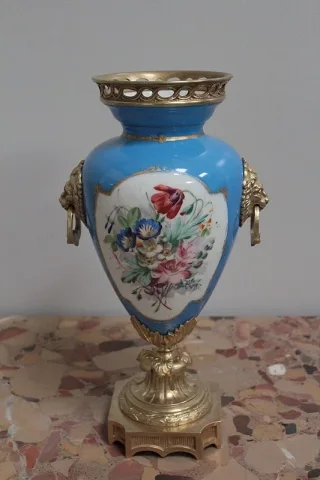 PORZELLAN UND BRONZE VASE