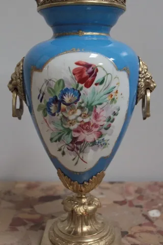 PORZELLAN UND BRONZE VASE