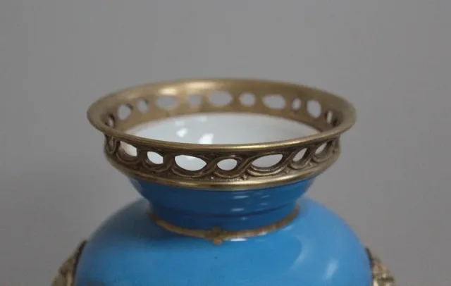PORZELLAN UND BRONZE VASE