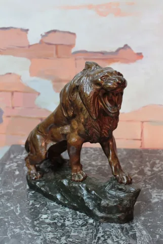 LEÓN DE SPELTER POR T. CARTIER