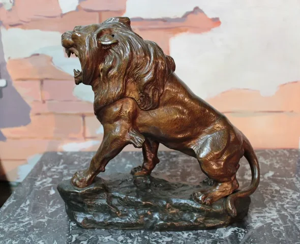 LEÓN DE SPELTER POR T. CARTIER
