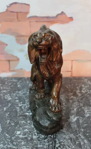 LEÓN DE SPELTER POR T. CARTIER