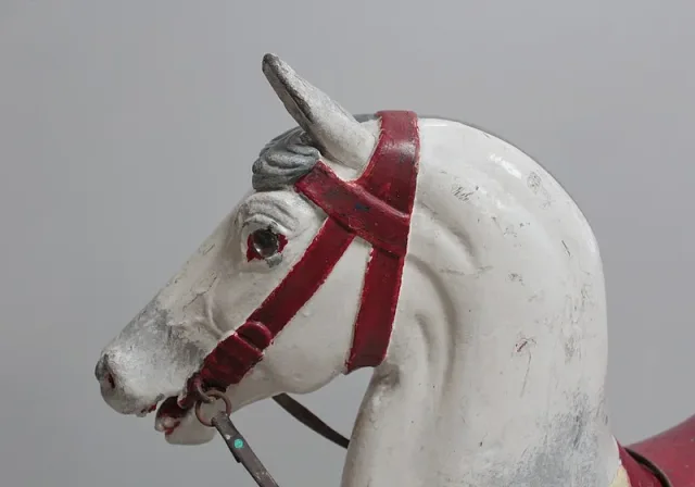 VROLIJK GO RONDE PAARD