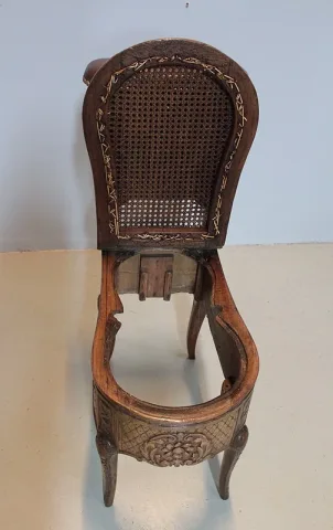 COMMODE CHAIR