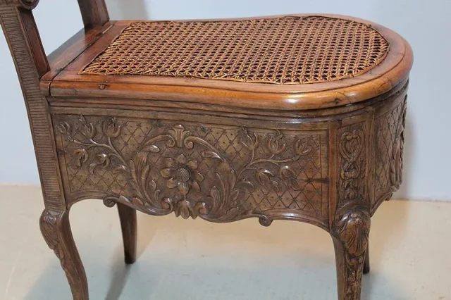 COMMODE CHAIR