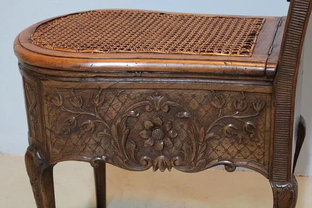 COMMODE CHAIR