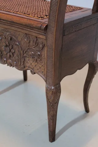 COMMODE CHAIR
