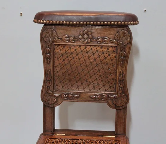 COMMODE CHAIR