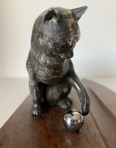 Encrier représentant un chat jouant avec une balle