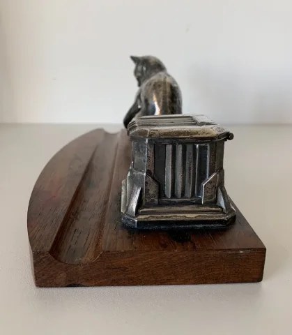 Encrier représentant un chat jouant avec une balle