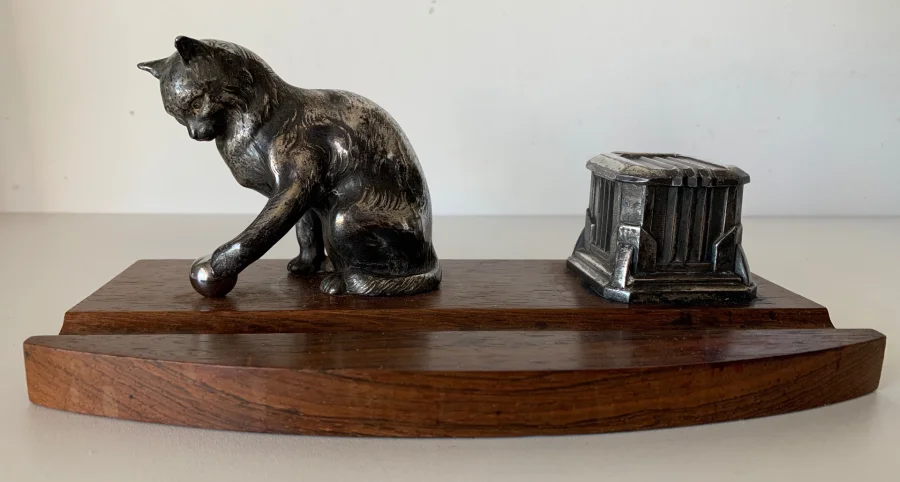 Encrier représentant un chat jouant avec une balle