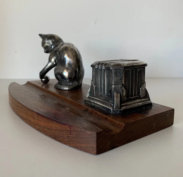 Encrier représentant un chat jouant avec une balle