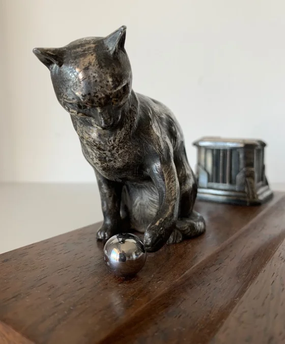 Encrier représentant un chat jouant avec une balle