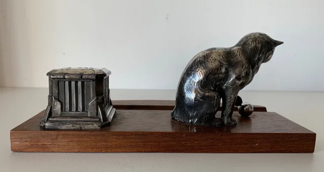 Encrier représentant un chat jouant avec une balle