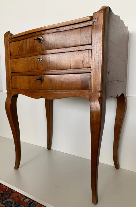 Petite commode galbée en façade d époque XVIII siècle
