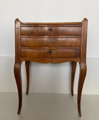 Petite commode galbée en façade d époque XVIII siècle