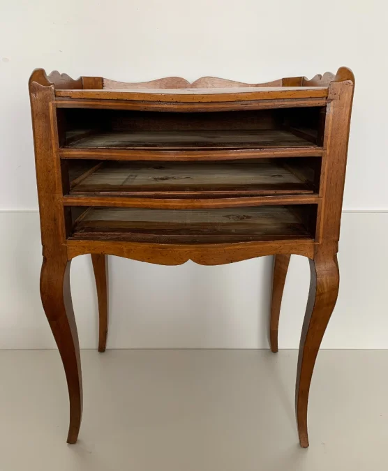 Petite commode galbée en façade d époque XVIII siècle