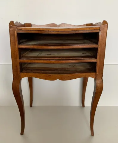 Petite commode galbée en façade d époque XVIII siècle