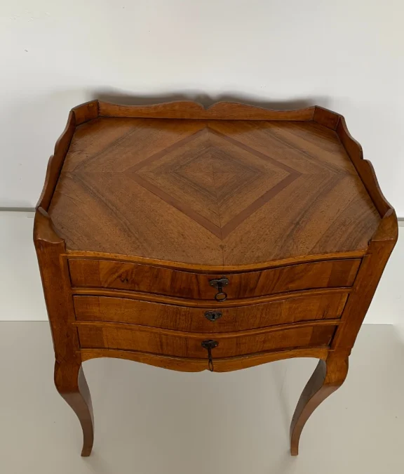 Petite commode galbée en façade d époque XVIII siècle