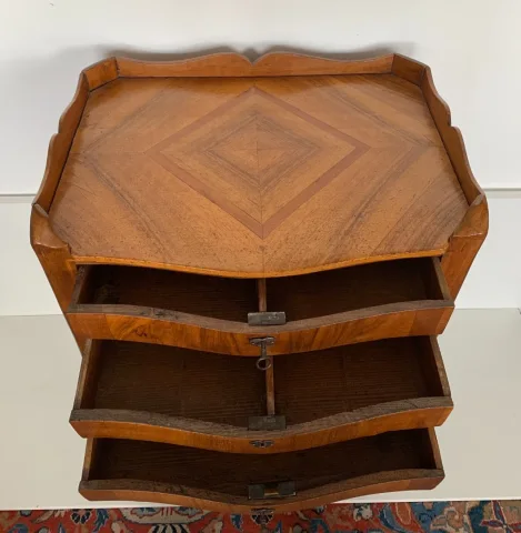 Petite commode galbée en façade d époque XVIII siècle
