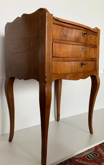 Petite commode galbée en façade d époque XVIII siècle