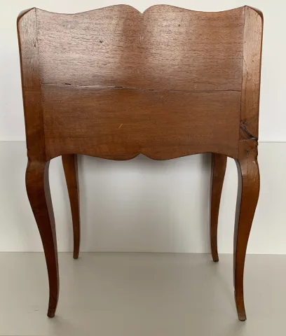 Petite commode galbée en façade d époque XVIII siècle
