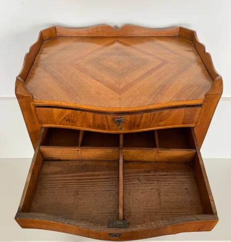 Petite commode galbée en façade d époque XVIII siècle