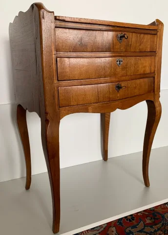 Petite commode galbée en façade d époque XVIII siècle