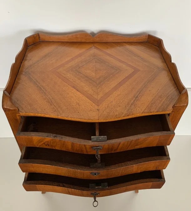 Petite commode galbée en façade d époque XVIII siècle