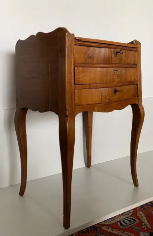 Petite commode galbée en façade d époque XVIII siècle