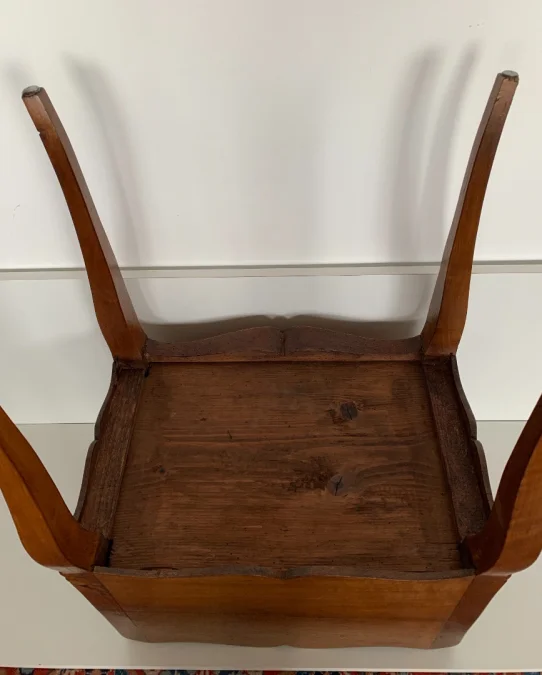 Petite commode galbée en façade d époque XVIII siècle