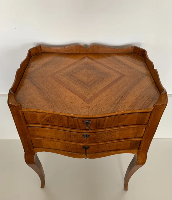 Petite commode galbée en façade d époque XVIII siècle