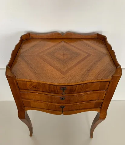Petite commode galbée en façade d époque XVIII siècle