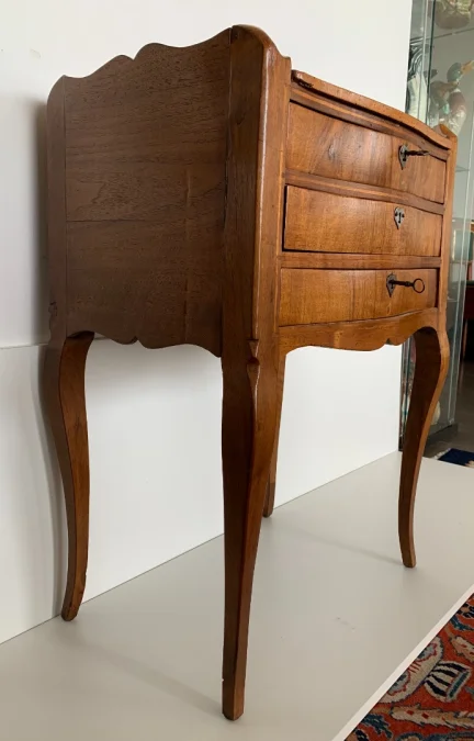 Petite commode galbée en façade d époque XVIII siècle