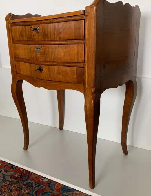 Petite commode galbée en façade d époque XVIII siècle