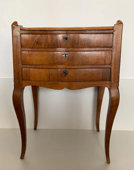 Petite commode galbée en façade d époque XVIII siècle