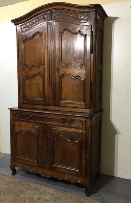 Buffet deux corps à chapeau de gendarme