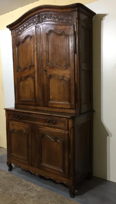 Buffet deux corps à chapeau de gendarme