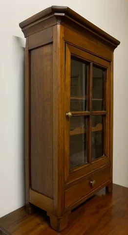 Verriau ou petite vitrine en noyer