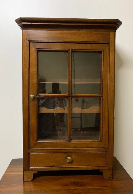 Verriau ou petite vitrine en noyer