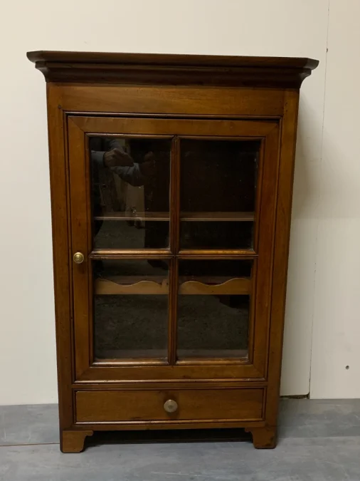 Verriau ou petite vitrine en noyer