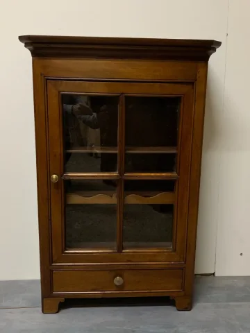 Verriau ou petite vitrine en noyer